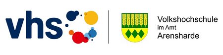 Logo vhs mit blauen Buchstaben und bunten Punkten im Kreis. Plus Wappen Amt Arensharde sowie Schriftzug in Schwarz Volkshochschule Amt Arensharde.